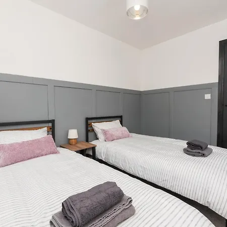 Hébergement de vacances Large Modern Home, Free Parking, Families And Contractors Welcome *