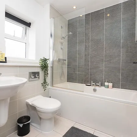 Large Modern Home, Free Parking, Families And Contractors Welcome * Bristol