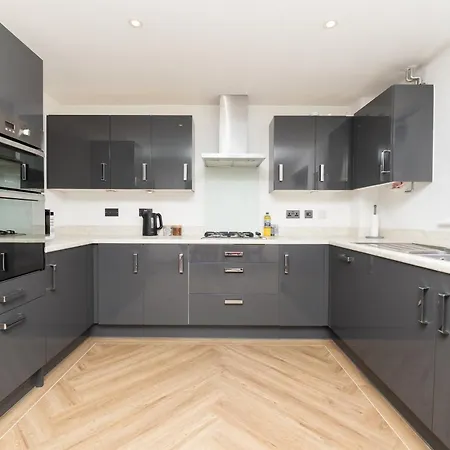 Large Modern Home, Free Parking, Families And Contractors Welcome *