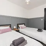 Holiday home Large Modern Home, Free Parking, Families And Contractors Welcome *