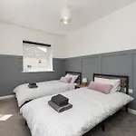 Large Modern Home, Free Parking, Families And Contractors Welcome Bristol