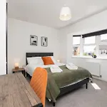 Holiday home Large Modern Home, Free Parking, Families And Contractors Welcome