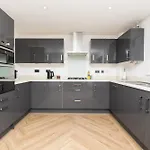 Large Modern Home, Free Parking, Families And Contractors Welcome *