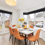 Holiday home Large Modern Home, Free Parking, Families And Contractors Welcome