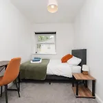 Large Modern Home, Free Parking, Families And Contractors Welcome 브리스틀