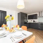 Large Modern Home, Free Parking, Families And Contractors Welcome Holiday home