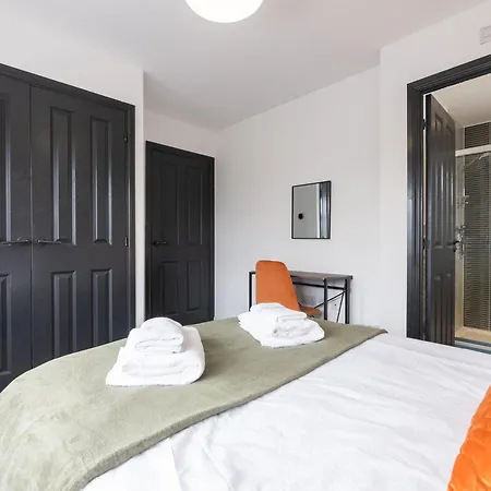 Large Modern Home, Free Parking, Families And Contractors Welcome *