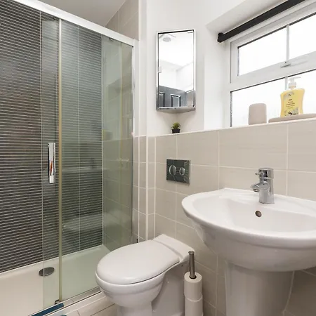 Large Modern Home, Free Parking, Families And Contractors Welcome Casa vacanze *