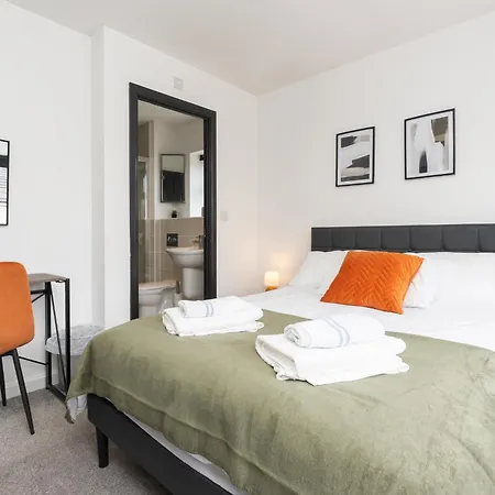 Large Modern Home, Free Parking, Families And Contractors Welcome Бристоль