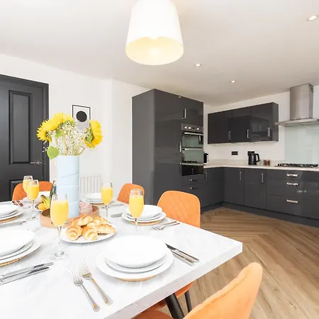 Large Modern Home, Free Parking, Families And Contractors Welcome Holiday home