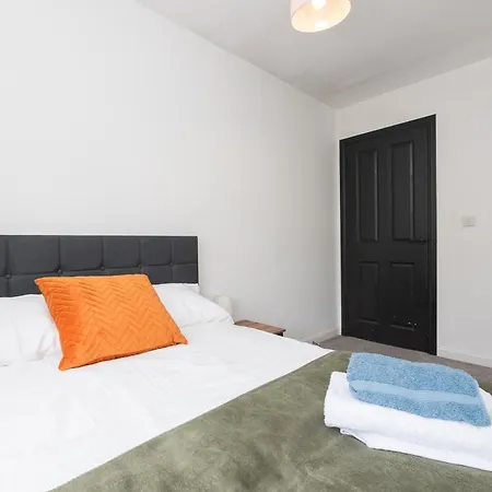 Large Modern Home, Free Parking, Families And Contractors Welcome Бристоль