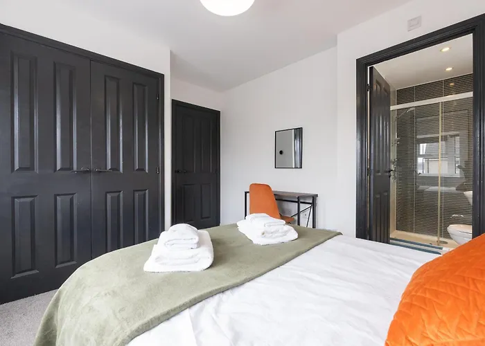 Large Modern Home, Free Parking, Families And Contractors Welcome *