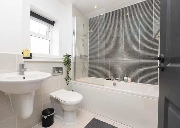 Large Modern Home, Free Parking, Families And Contractors Welcome * Bristol