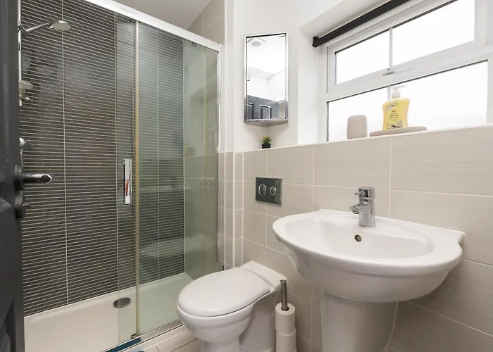 Large Modern Home, Free Parking, Families And Contractors Welcome בית נופש *