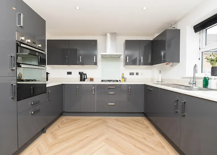 Large Modern Home, Free Parking, Families And Contractors Welcome *