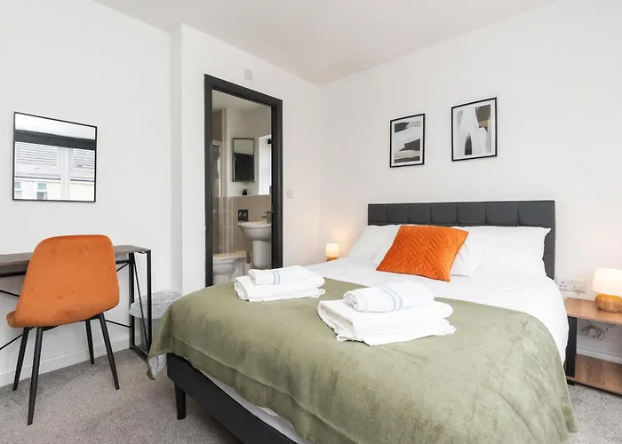 Large Modern Home, Free Parking, Families And Contractors Welcome בריסטול