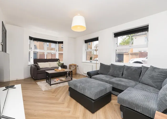 Large Modern Home, Free Parking, Families And Contractors Welcome Nyaraló