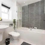 Large Modern Home, Free Parking, Families And Contractors Welcome * Бристоль