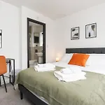 Large Modern Home, Free Parking, Families And Contractors Welcome Бристоль