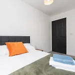Large Modern Home, Free Parking, Families And Contractors Welcome Бристоль