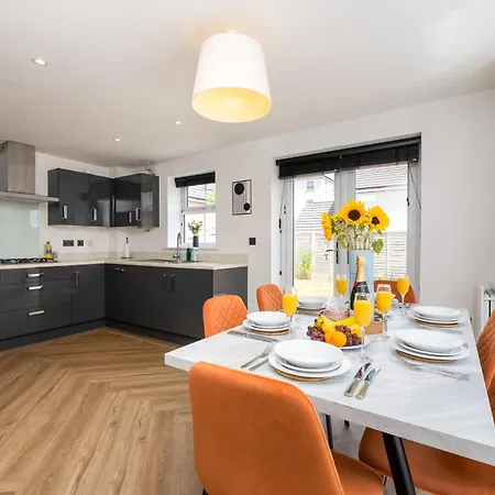 Large Modern Home, Free Parking, Families And Contractors Welcome *