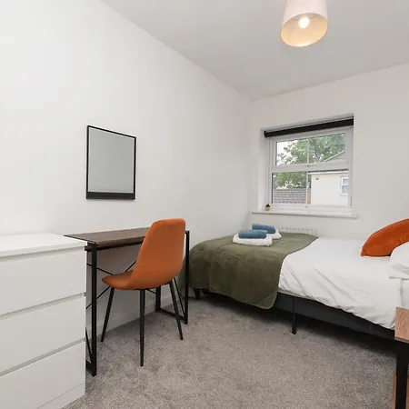Large Modern Home, Free Parking, Families And Contractors Welcome Bristol