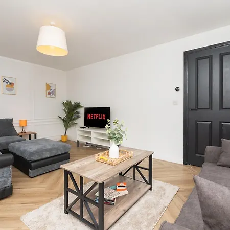 Large Modern Home, Free Parking, Families And Contractors Welcome Ferienhaus